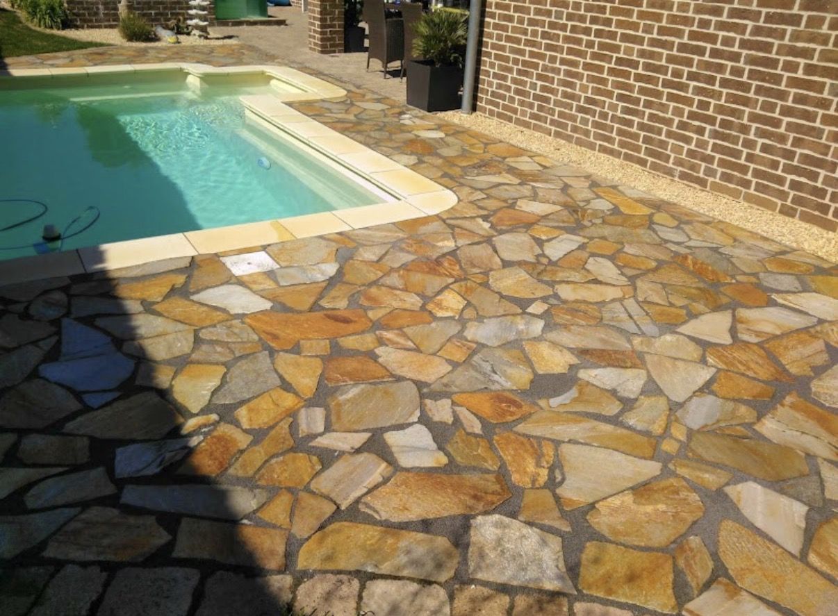 Poolumrandung aus Polygonalplatten, verlegt von Beki Gartenbau